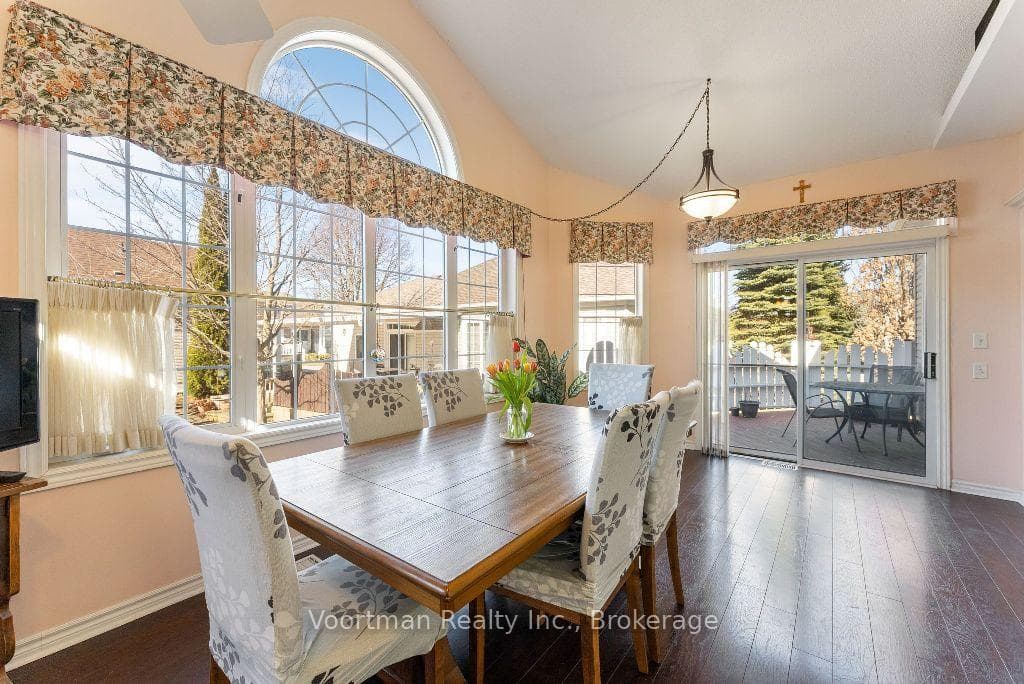 54 Silverbirch Boulevard photo 8