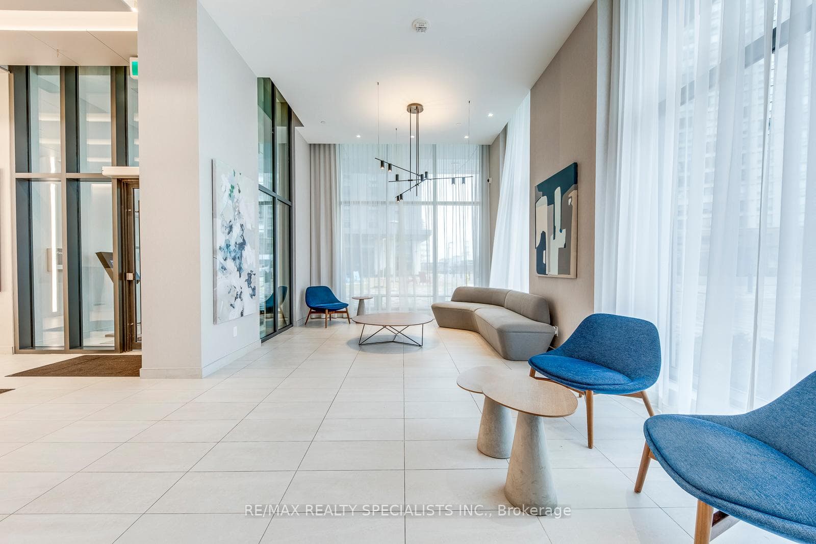 Gorgeous & bright front lobby