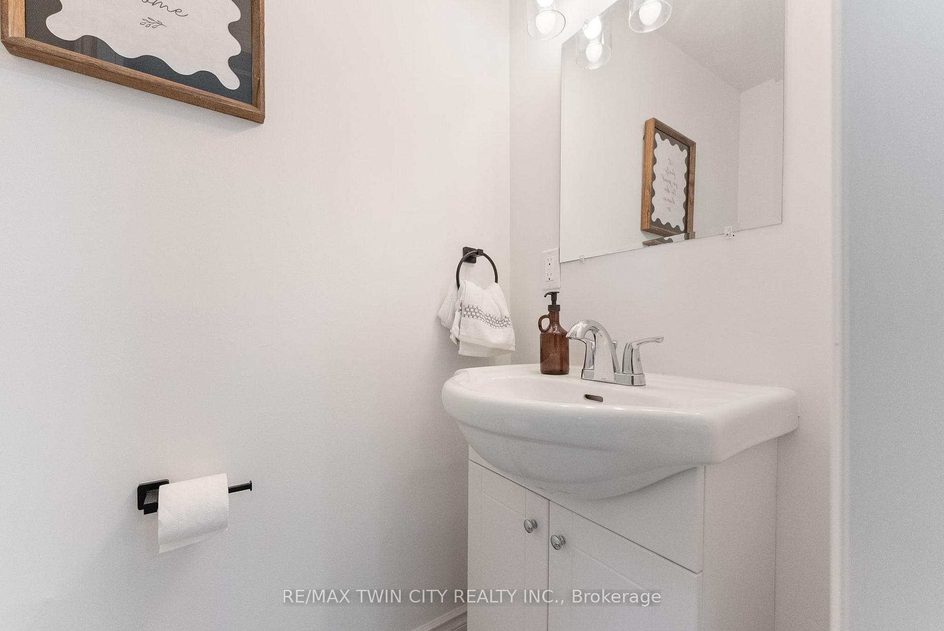 581 John Street photo 18