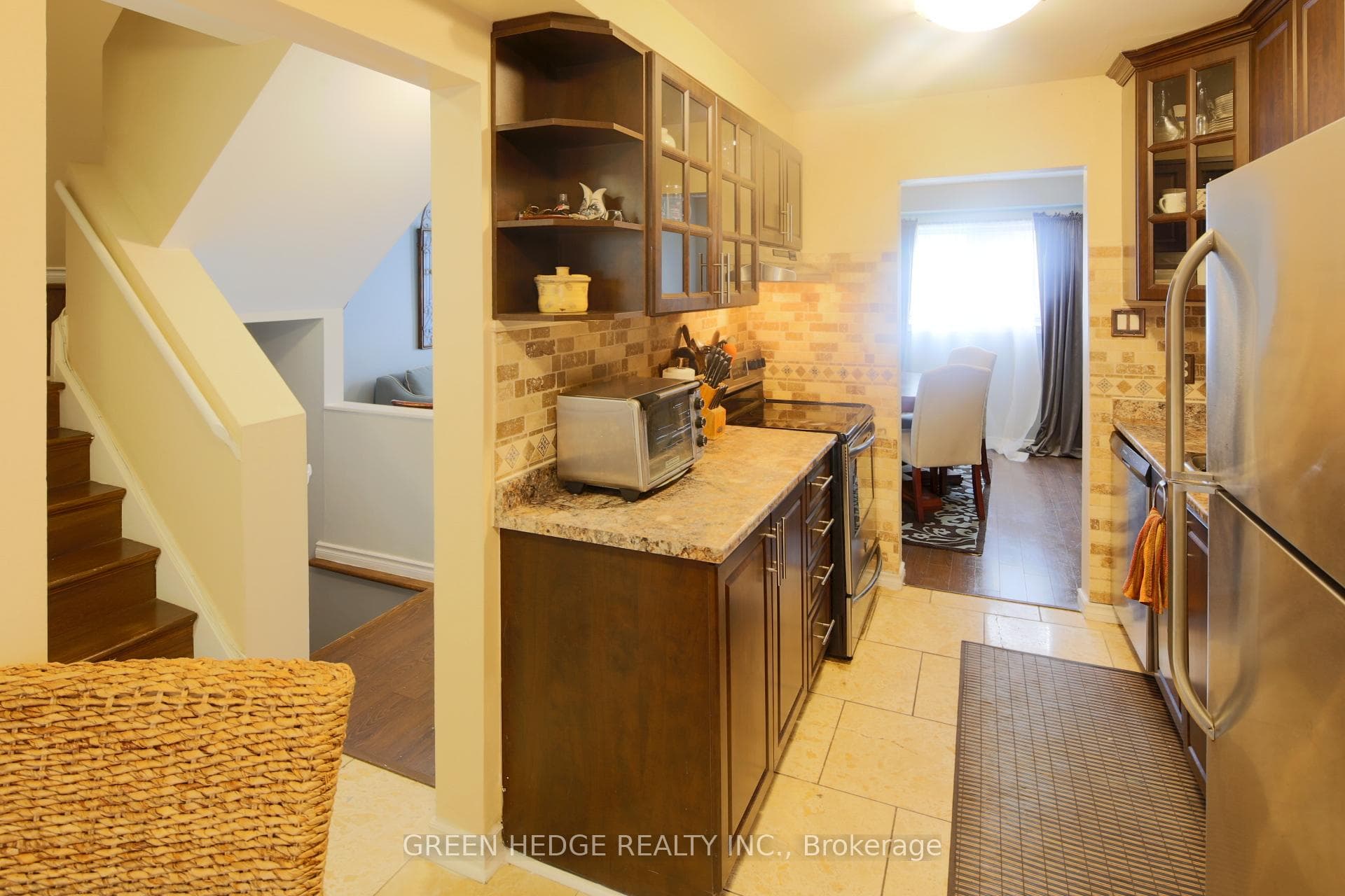 102 Fleetwood Crescent photo 8