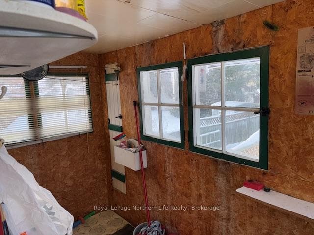 975 McIntyre Street photo 32
