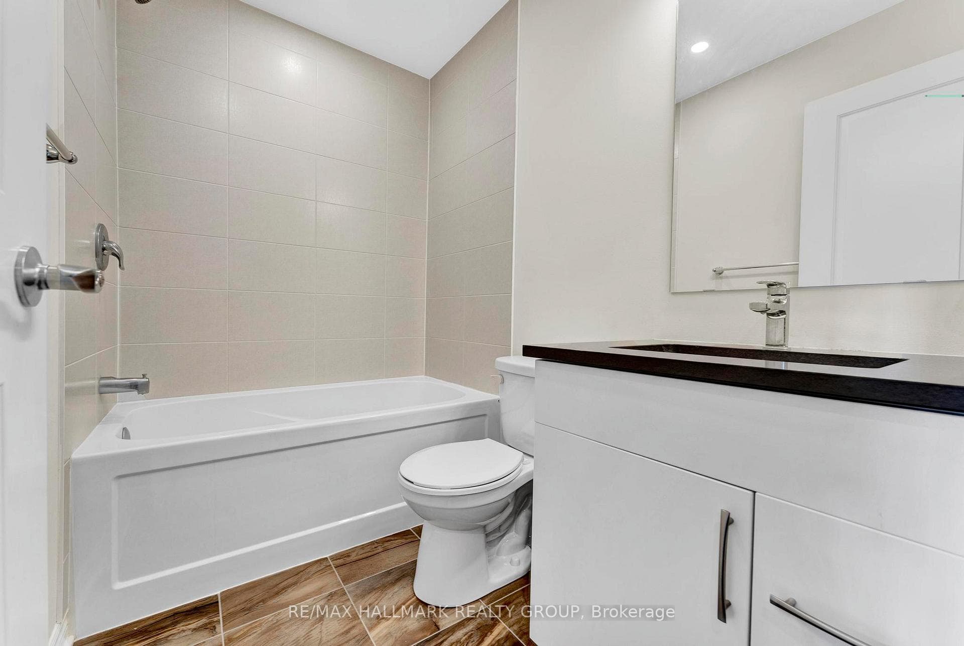 566 Cannes Crescent photo 22