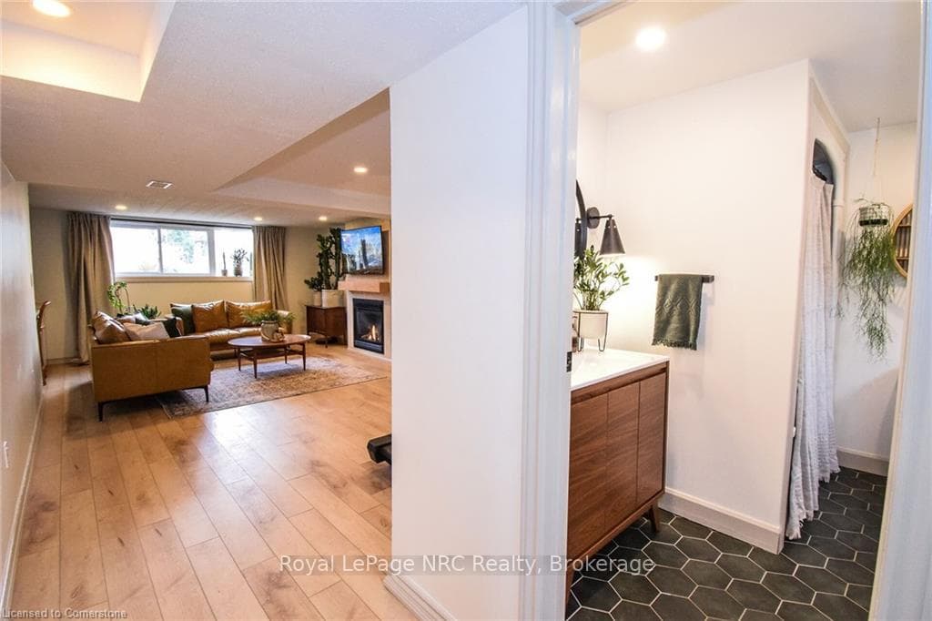 17 Rosemore Road photo 20