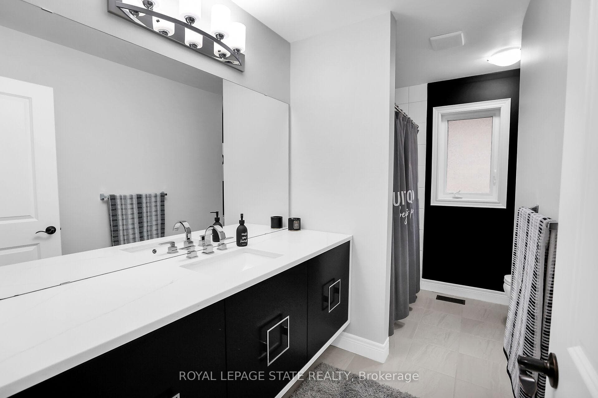 Updated 4-piece bathroom