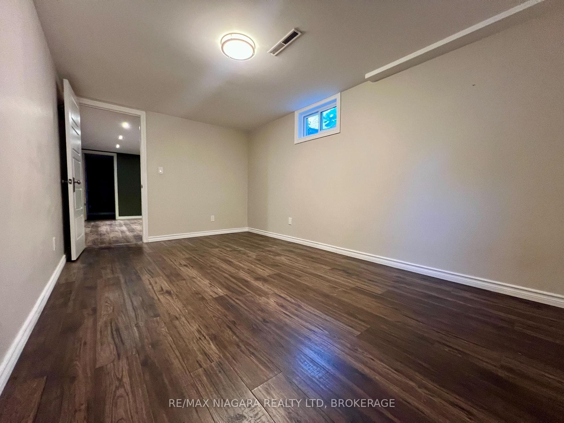 7253 Thornhill Crescent Unit Lower photo 9