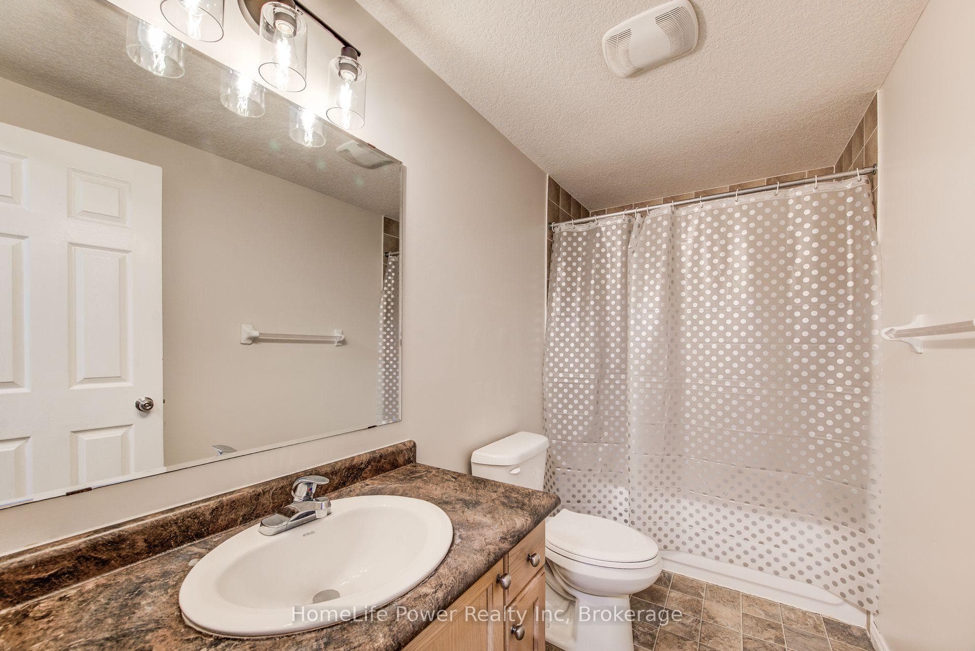 208 Featherstone Crescent photo 19