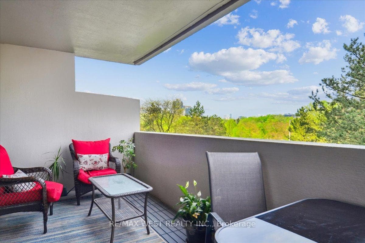 270 Scarlett Road Unit 401 photo 8