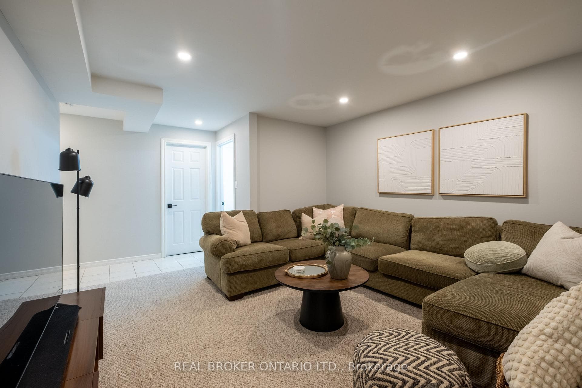 147 Thompson Avenue photo 32