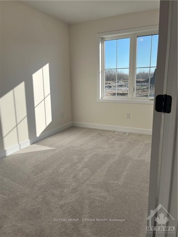 99 WHITCOMB Crescent photo 13