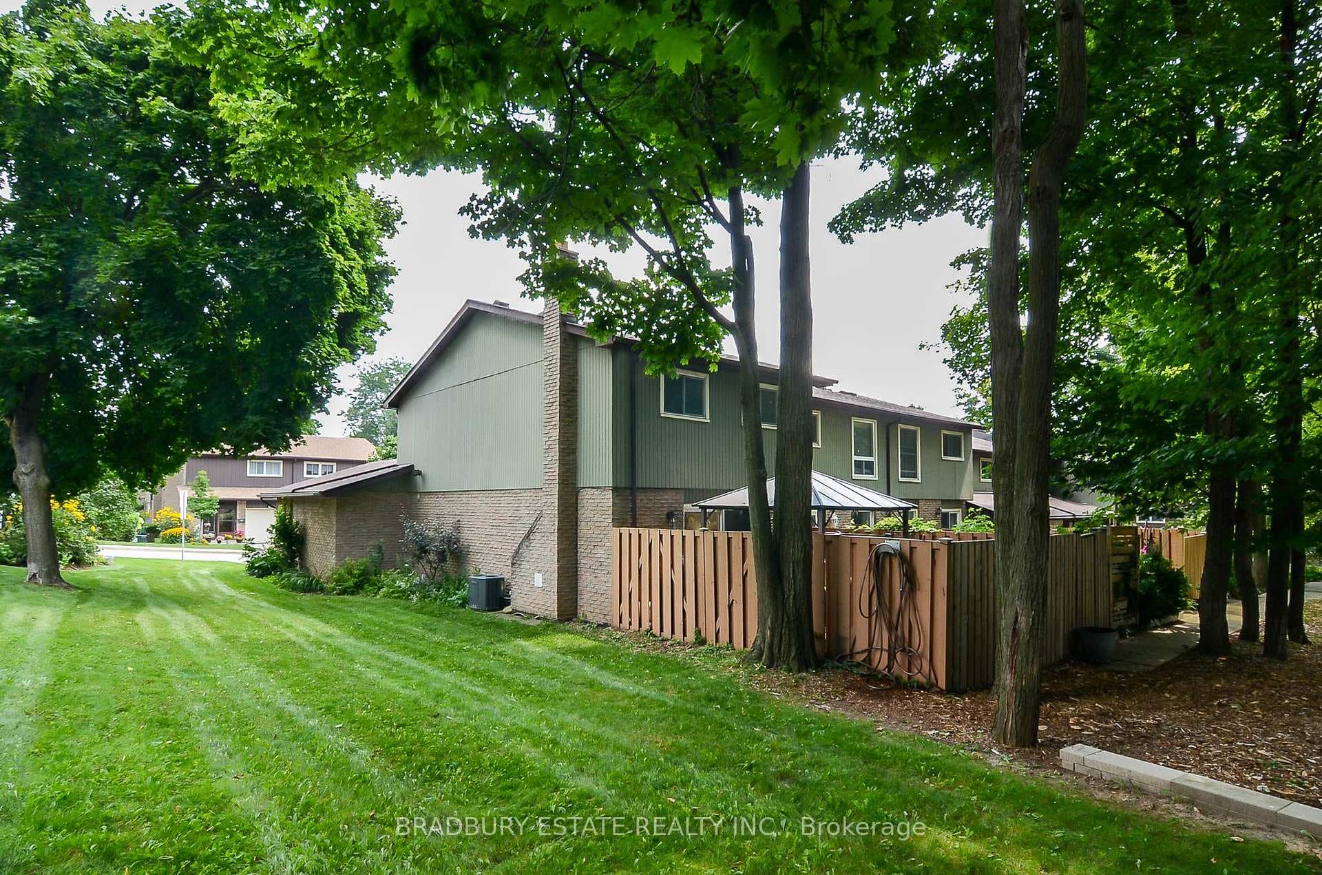 End Unit, No Neighbours to the Right of you!