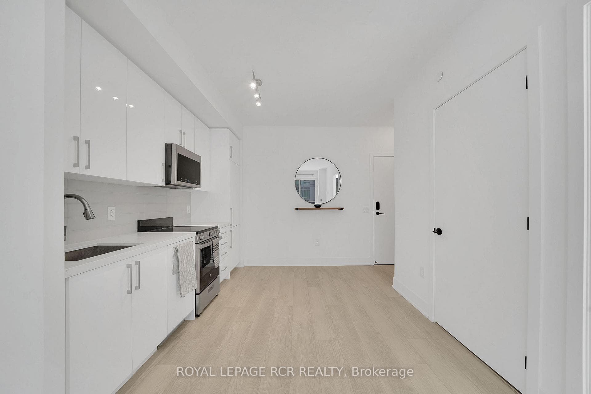 Kitchen & Dining Area