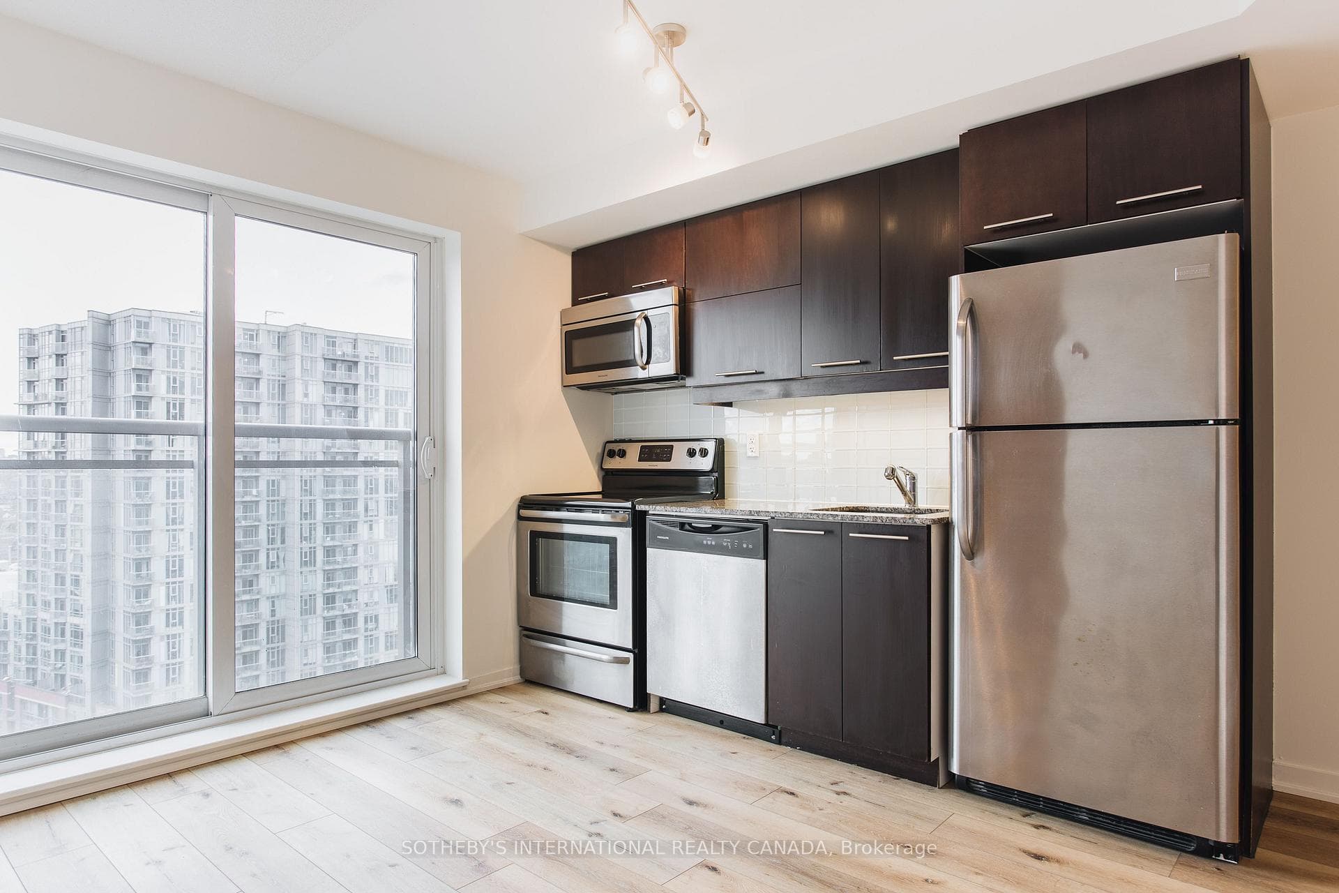 38 Joe Shuster Way Unit 1619 photo 3