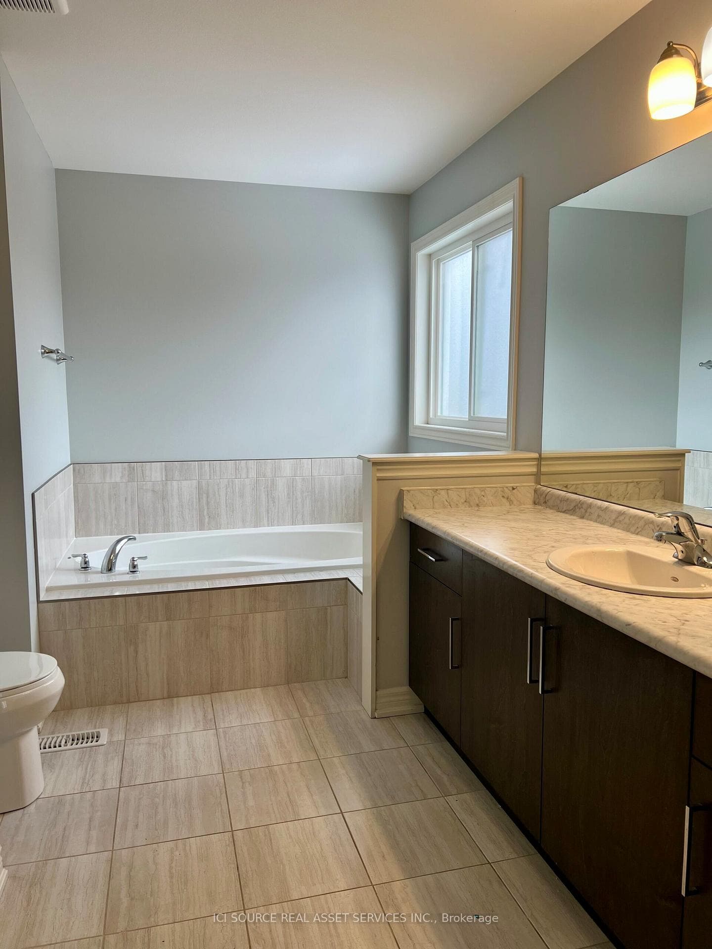 6 Darling Avenue Unit Upper photo 2