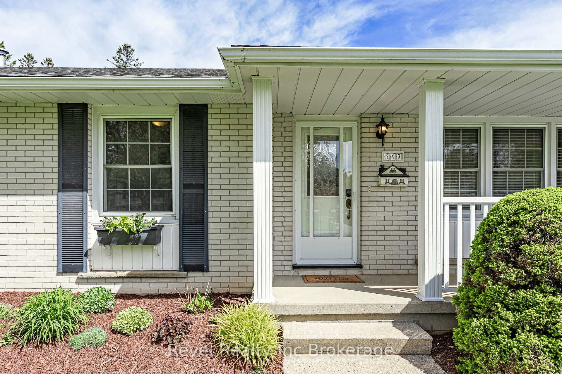 793 Gladstone Drive photo 4