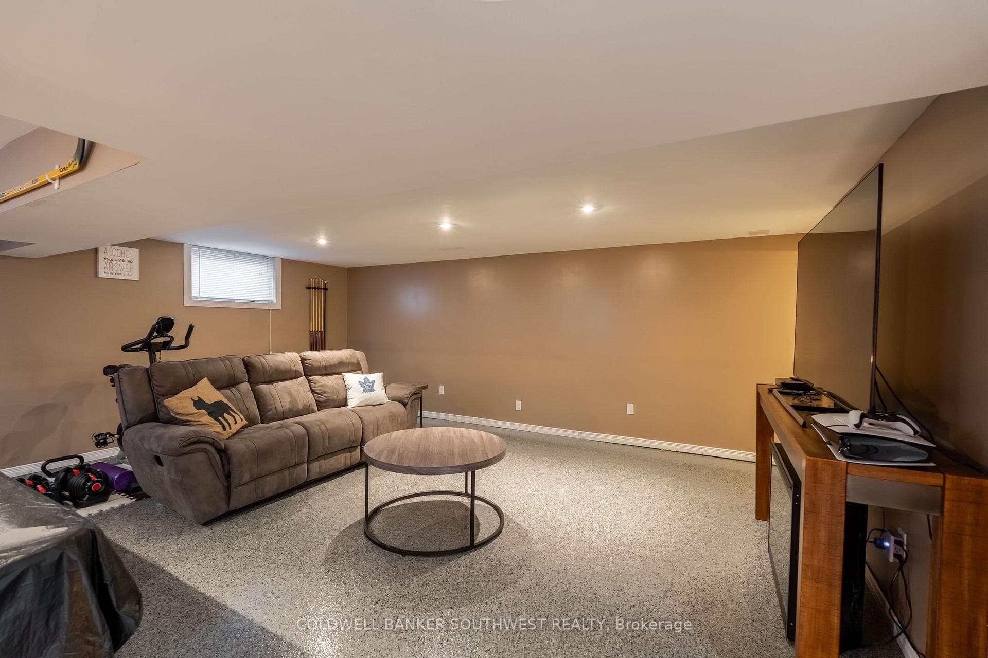 668 Winchester Crescent photo 26