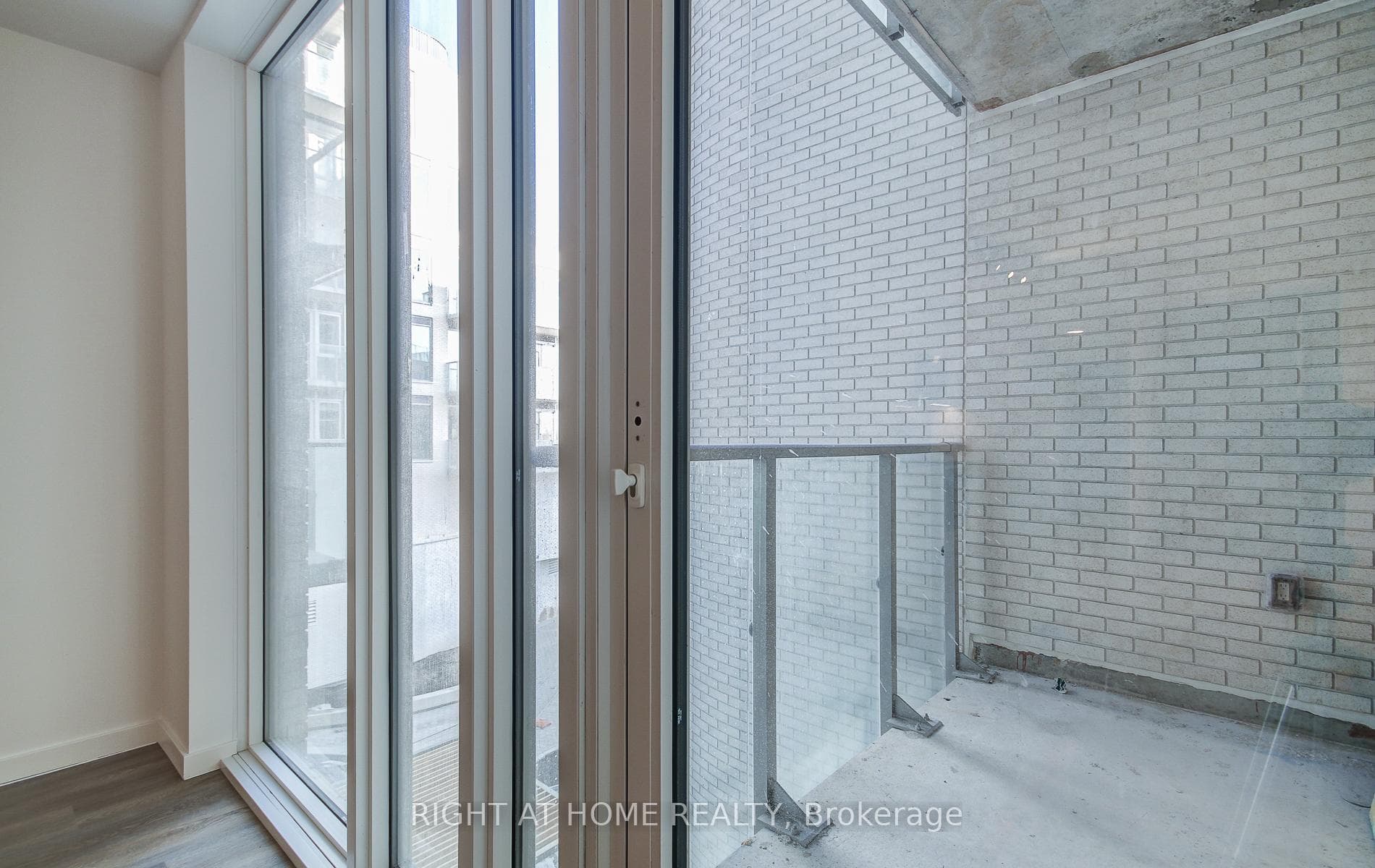 689 The Queensway N/A Unit 304 photo 26