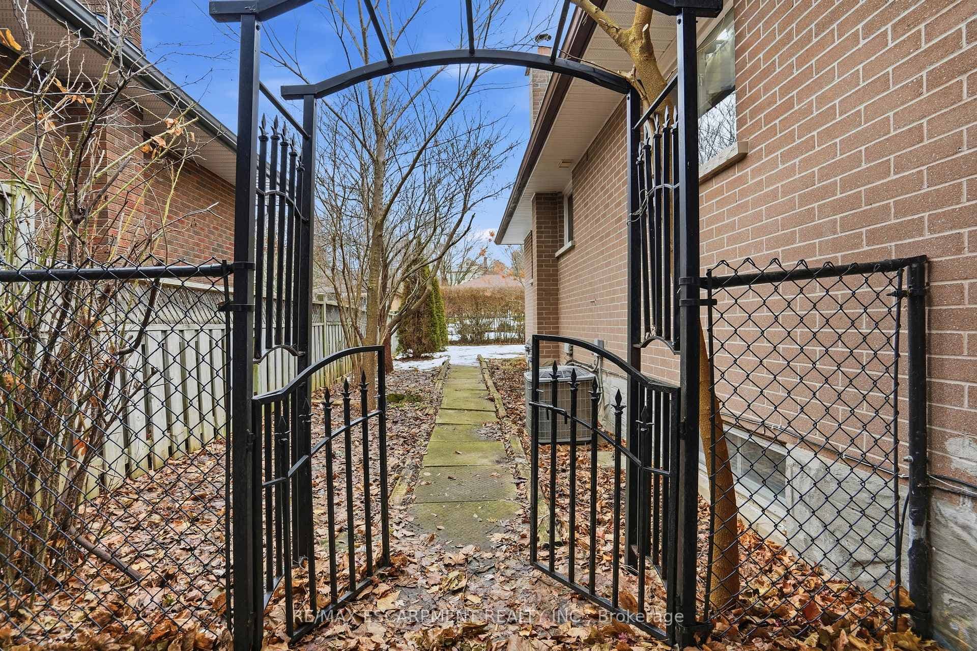 16 Alison Avenue photo 39