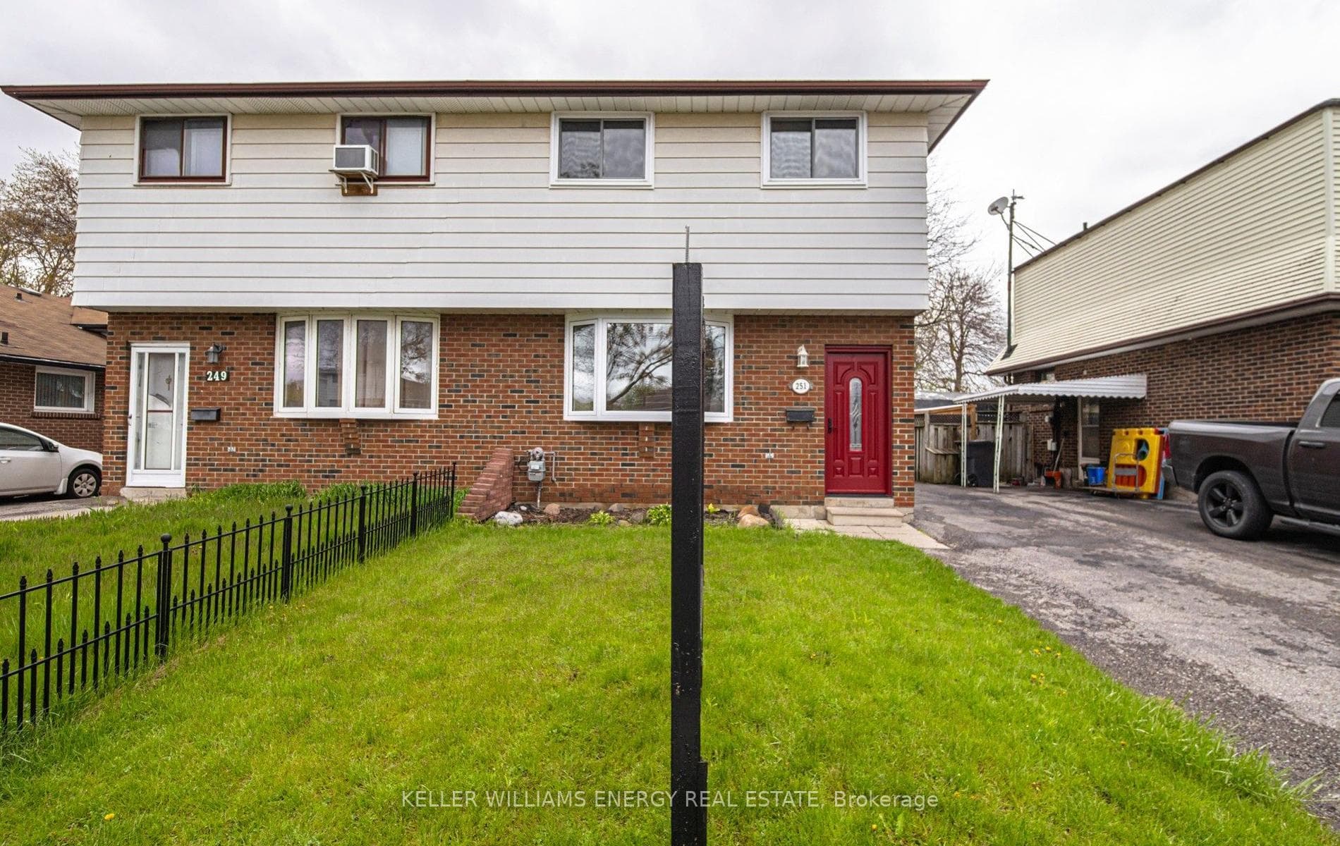 251 Kinmount Crescent photo 3