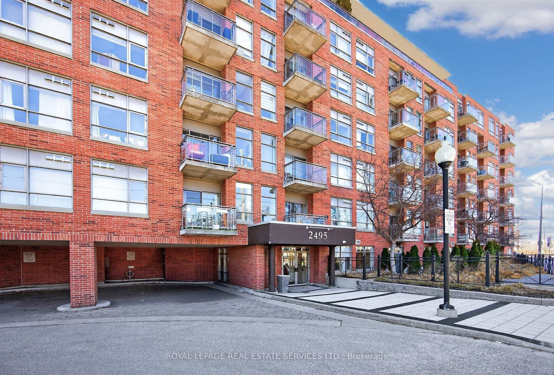 2495 Dundas Street Unit 620 photo 2