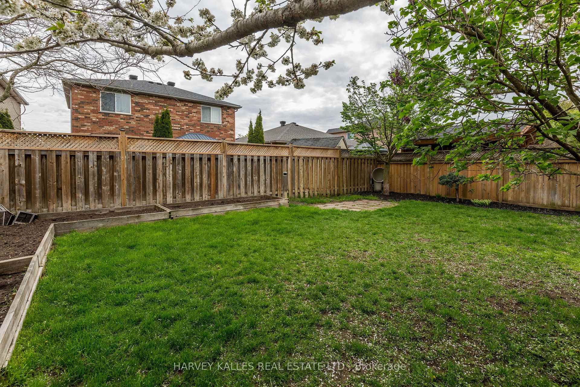 250 Pringle Drive photo 3