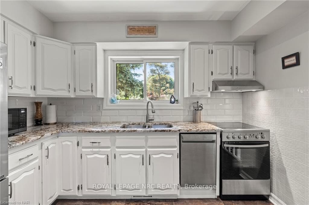 670 CHARLOTTE STREET Street photo 8