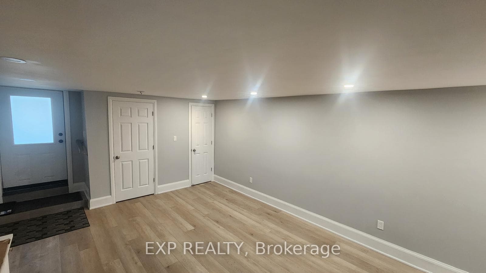 789 Pape Avenue Unit Lower photo 8