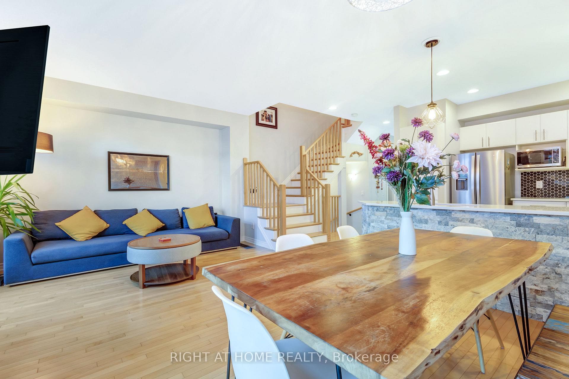 Open Concept Main Level 9ft Ceiling