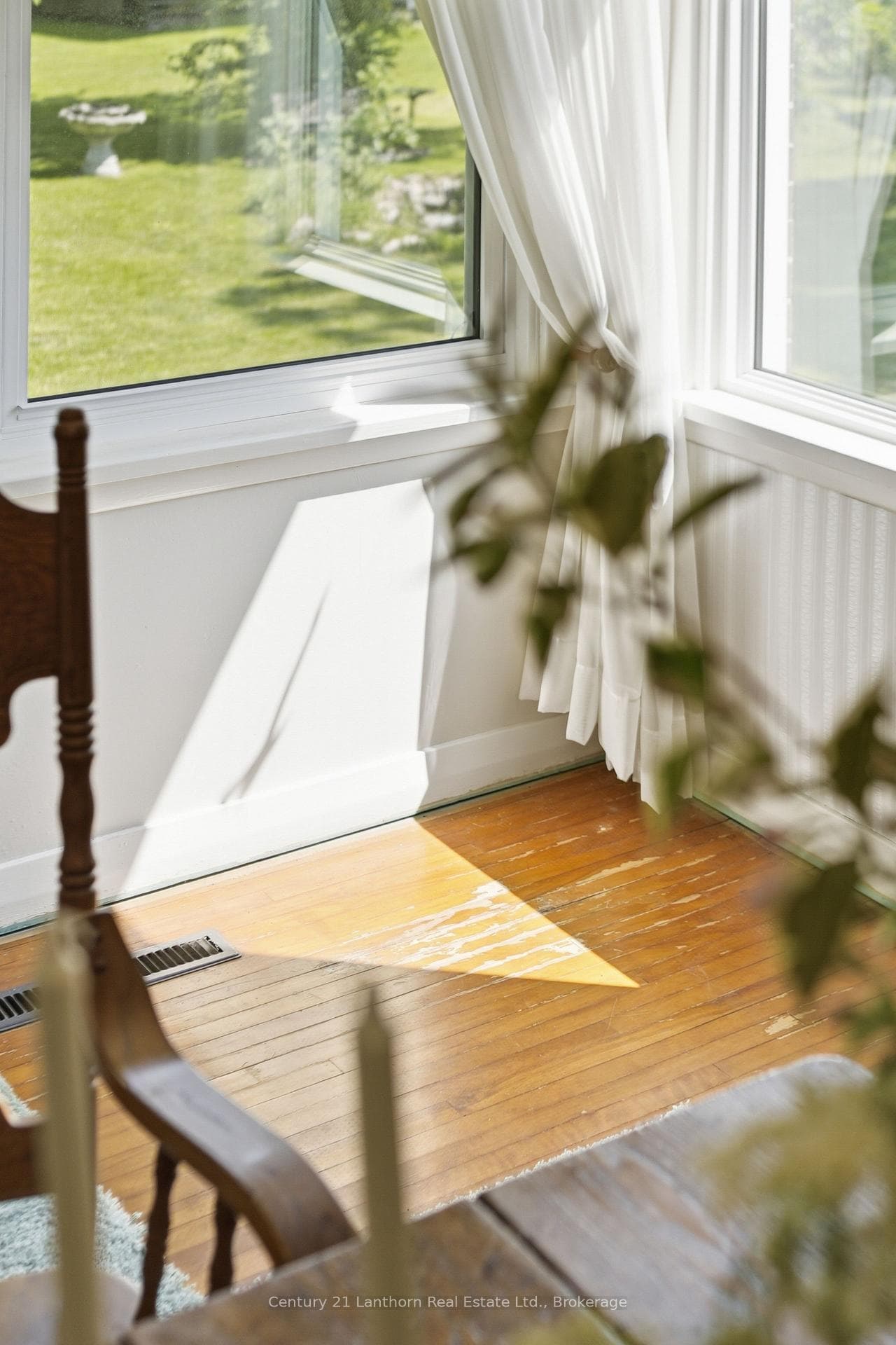 hidden oak hardwood - living and dining