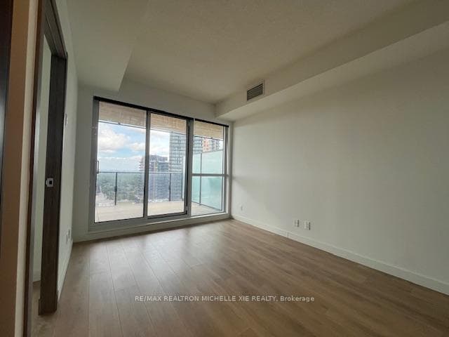 27 McMahon Drive Unit 2010 photo 4