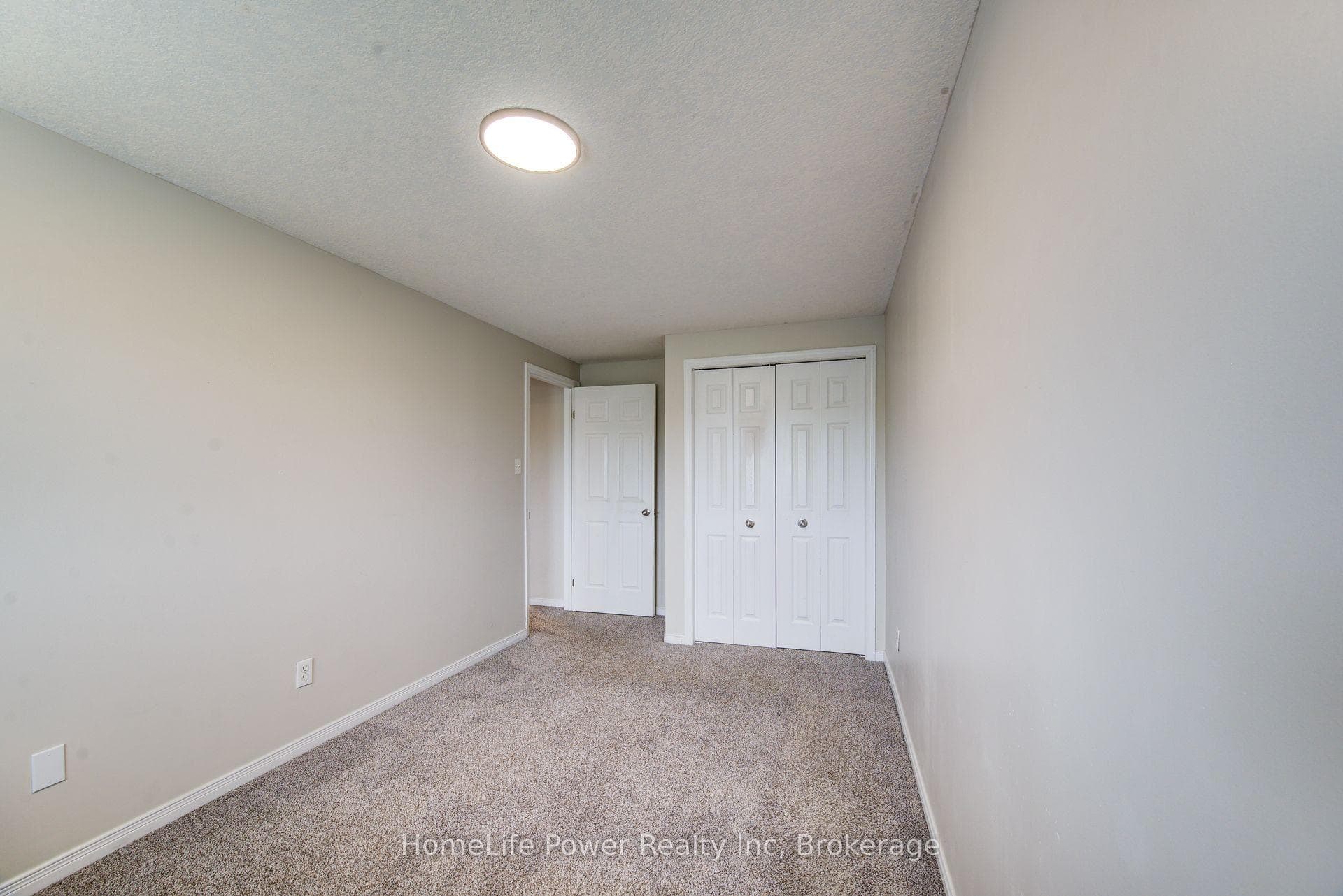 208 Featherstone Crescent photo 21