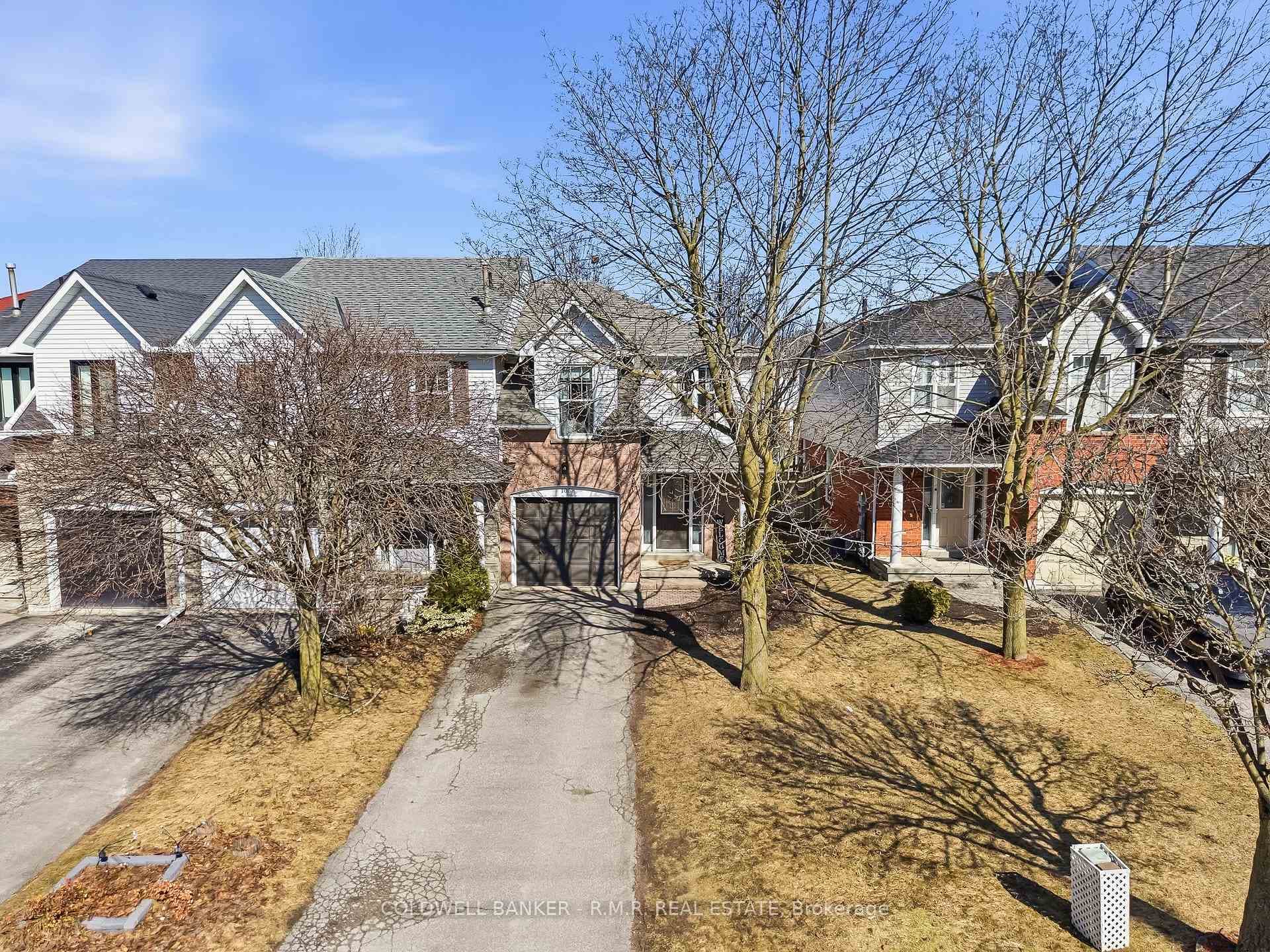 105 Brownstone Crescent photo 8