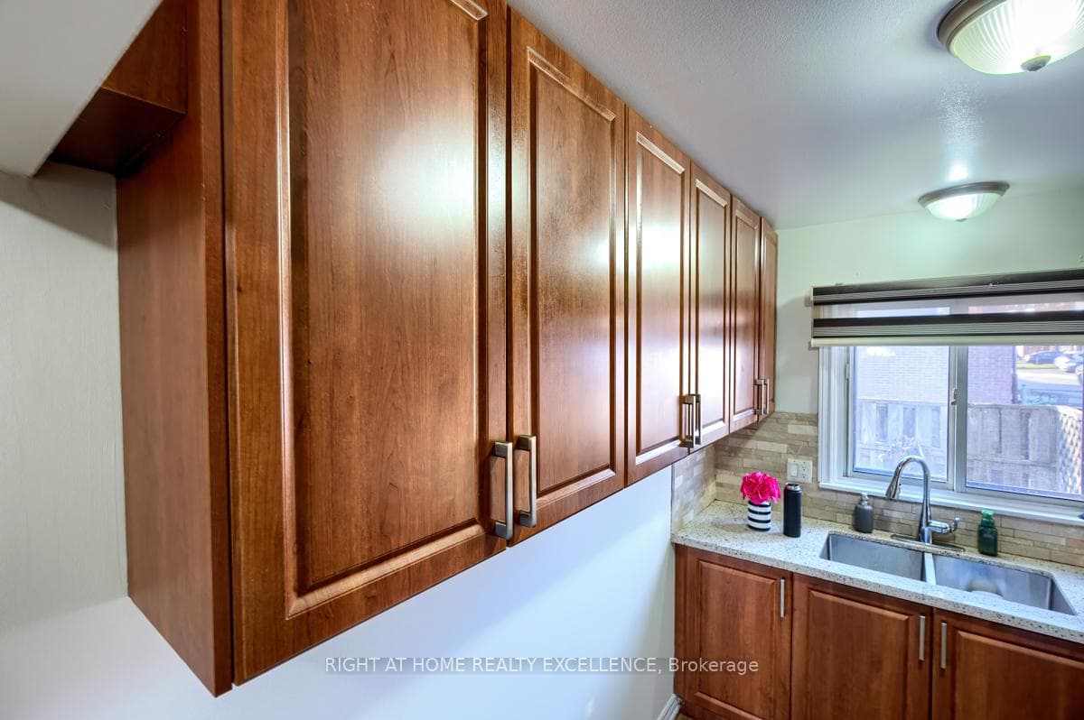 309 Fleetwood Crescent photo 17