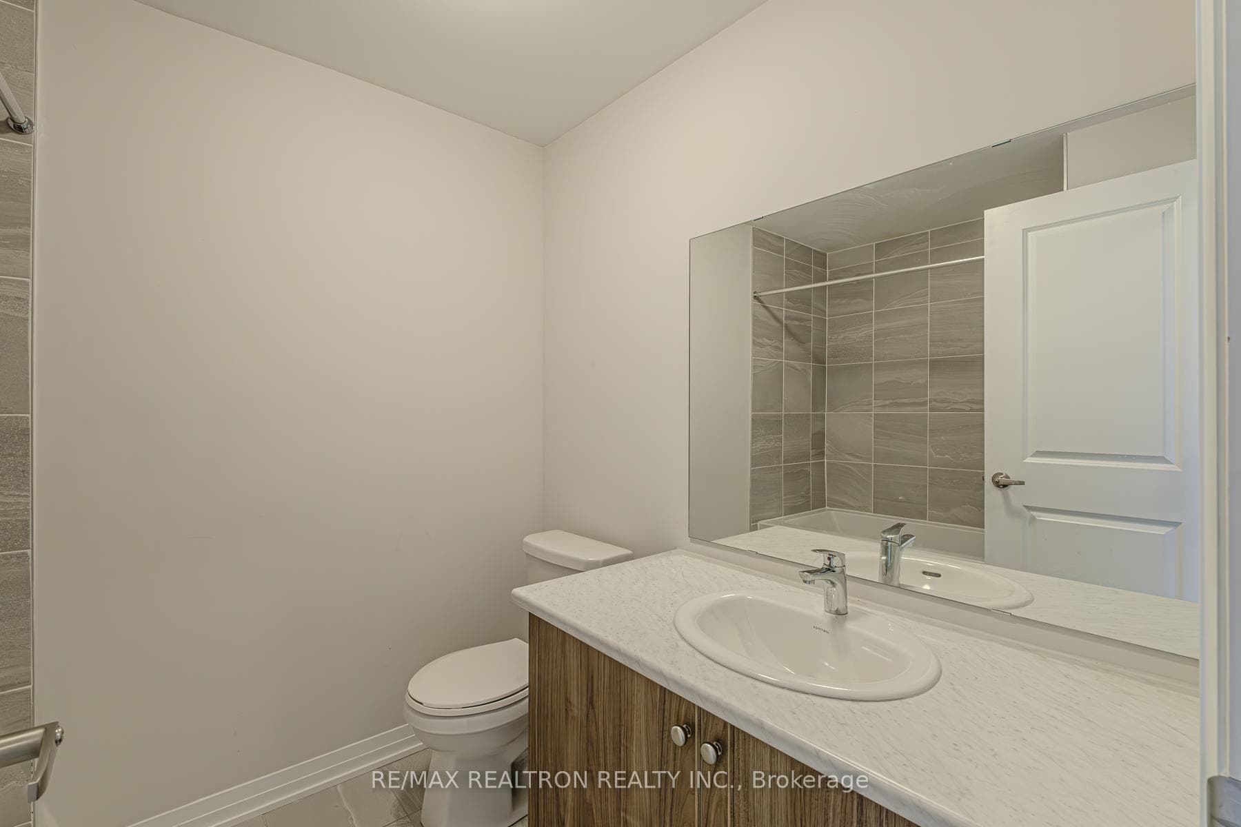 585 Colborne Street Unit 305 photo 11
