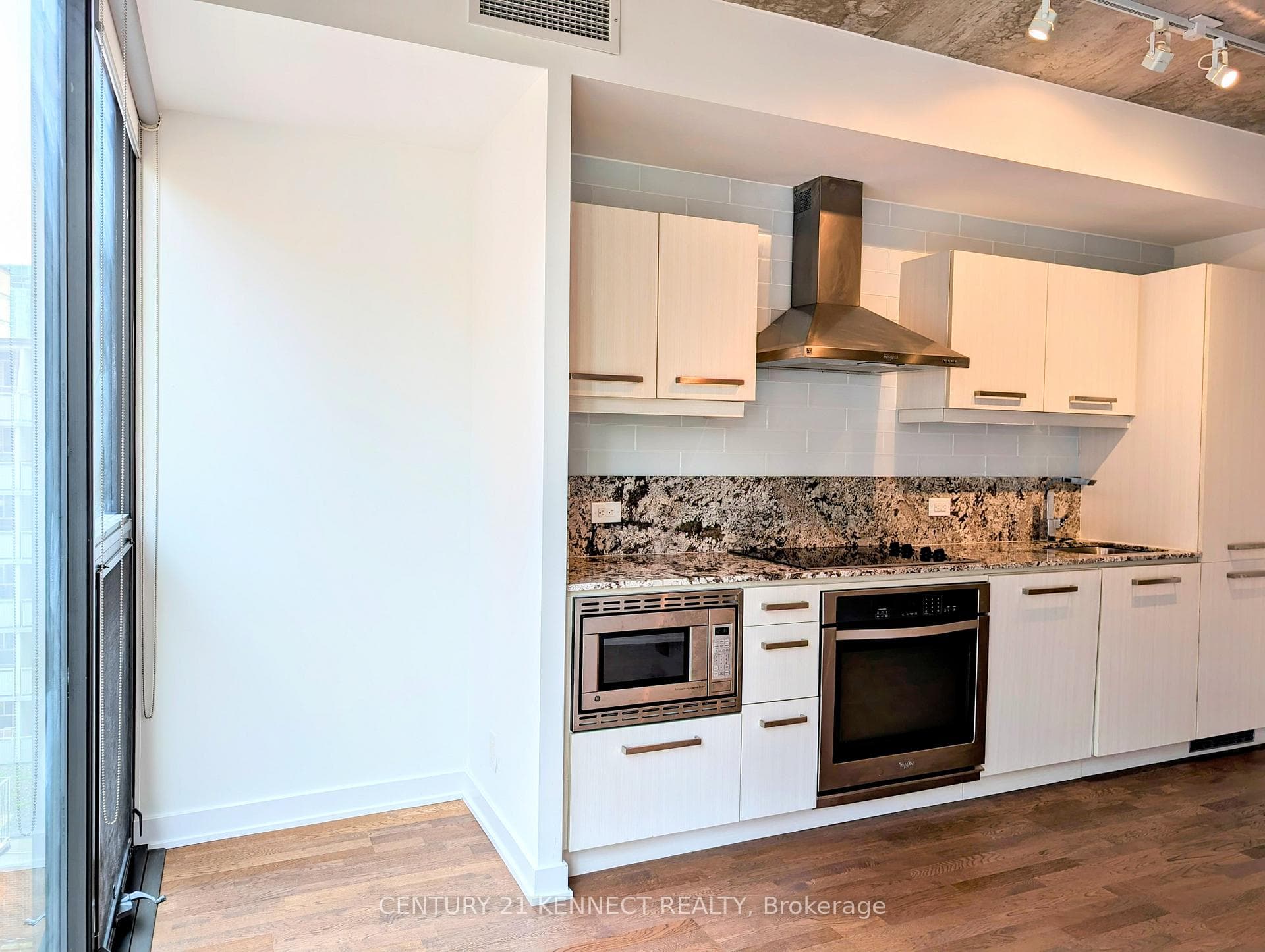 15 Beverley Street Unit 607 photo 5