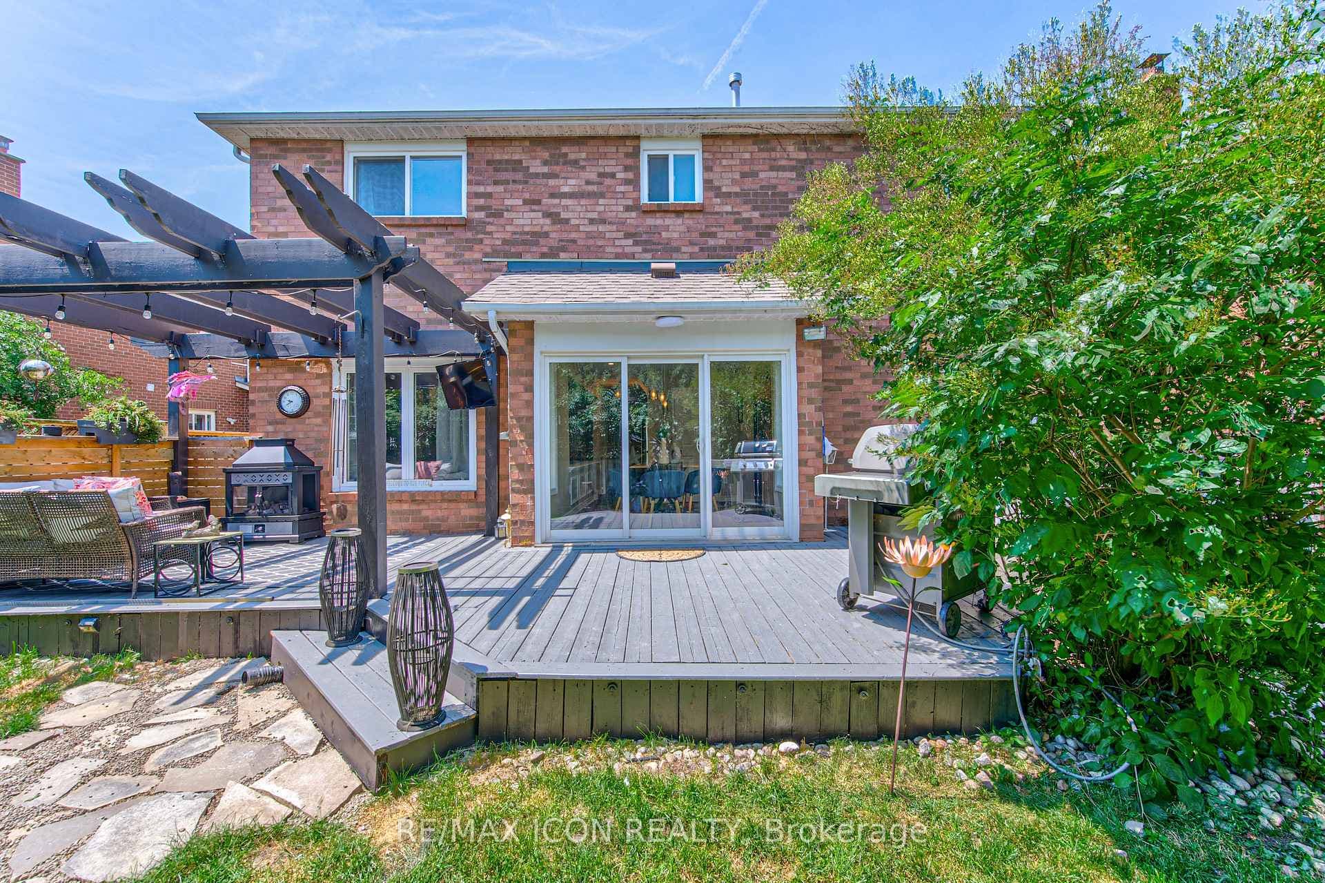 15 Hall Crescent photo 46