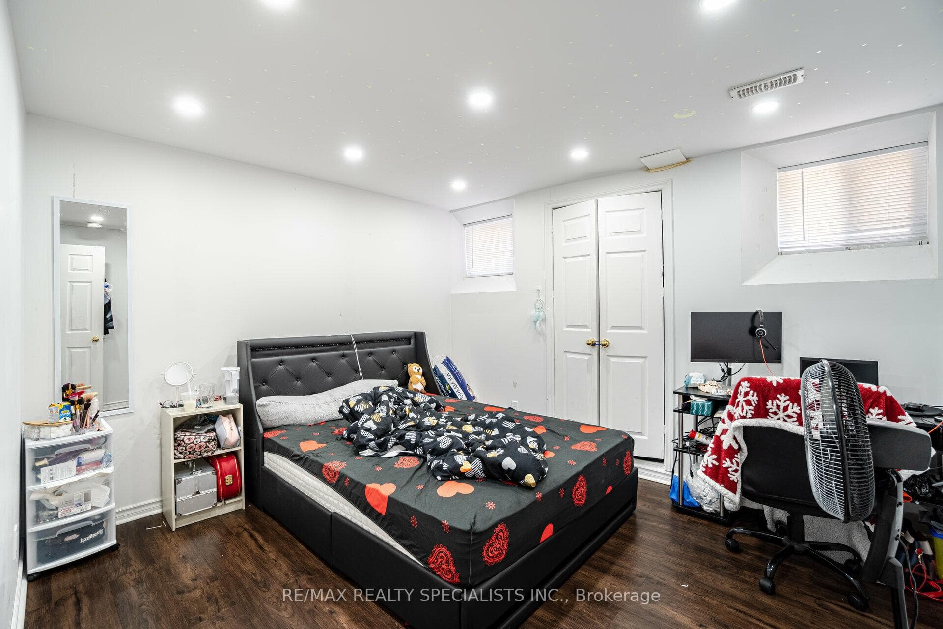 35 Gower Crescent photo 32