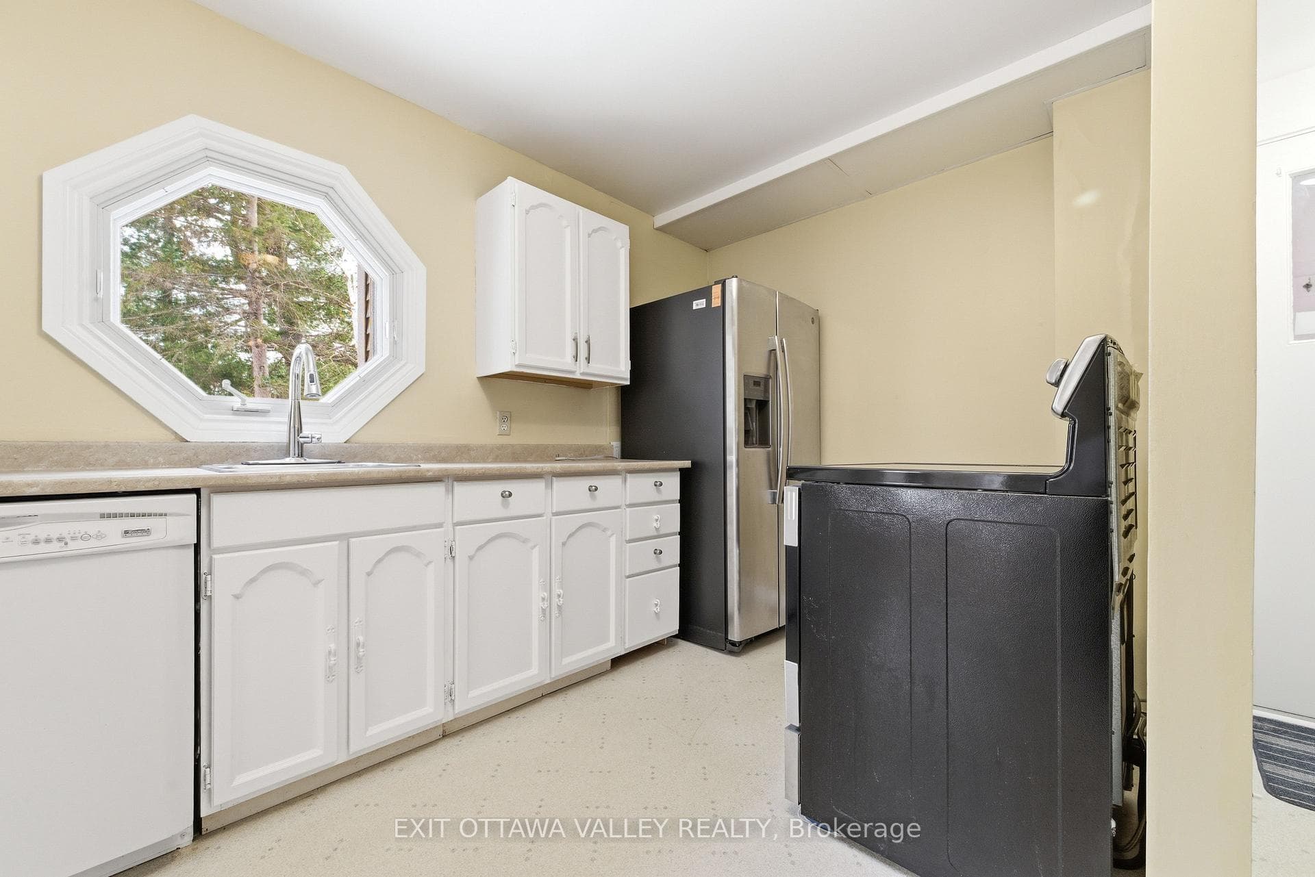 22 Cabot Place photo 10