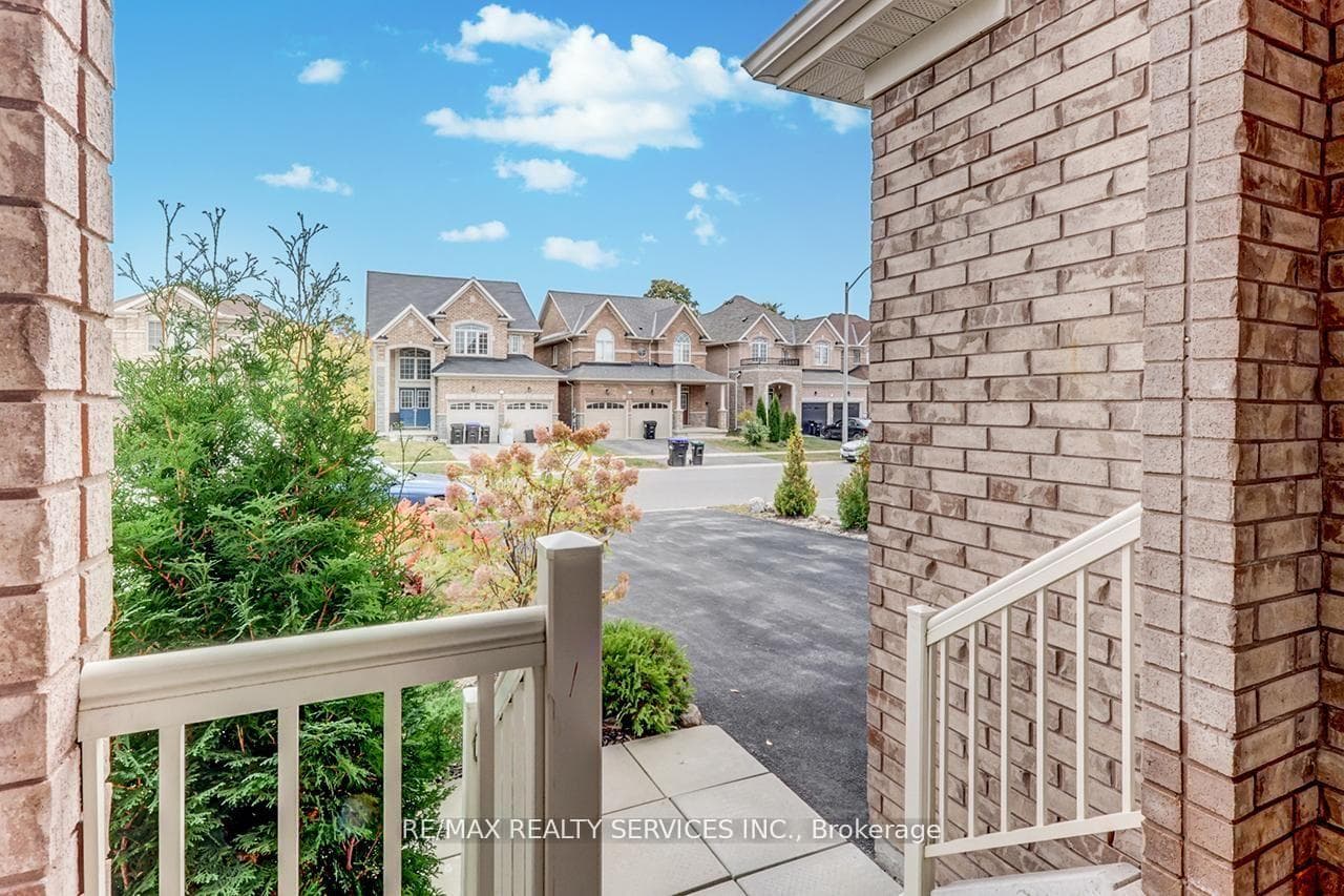 2179 Dawson Crescent photo 4