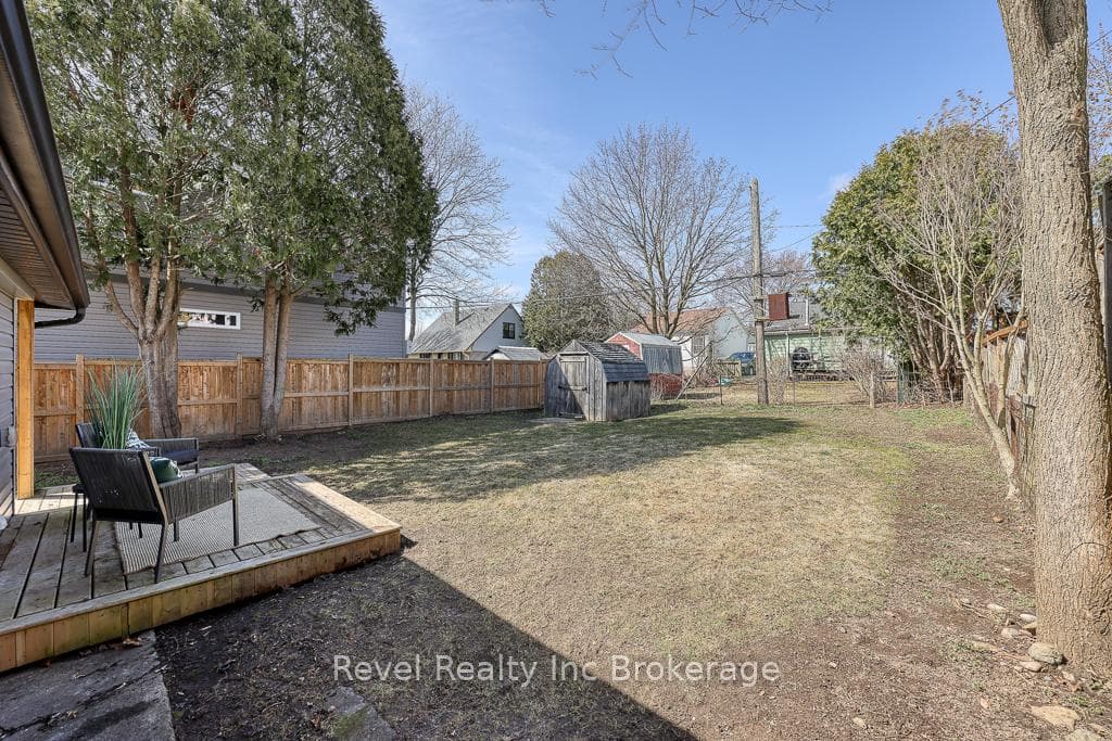 679 Elizabeth Street photo 26