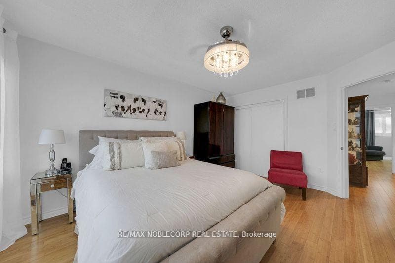 5 Manorwood Court photo 28