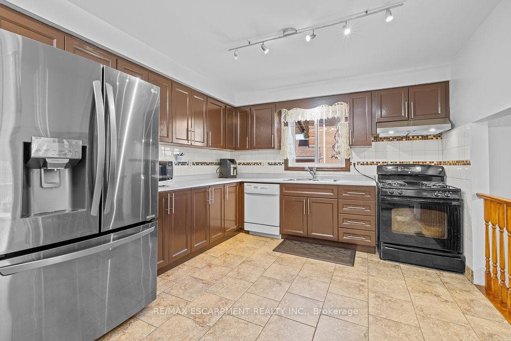 140 Solomon Crescent photo 18