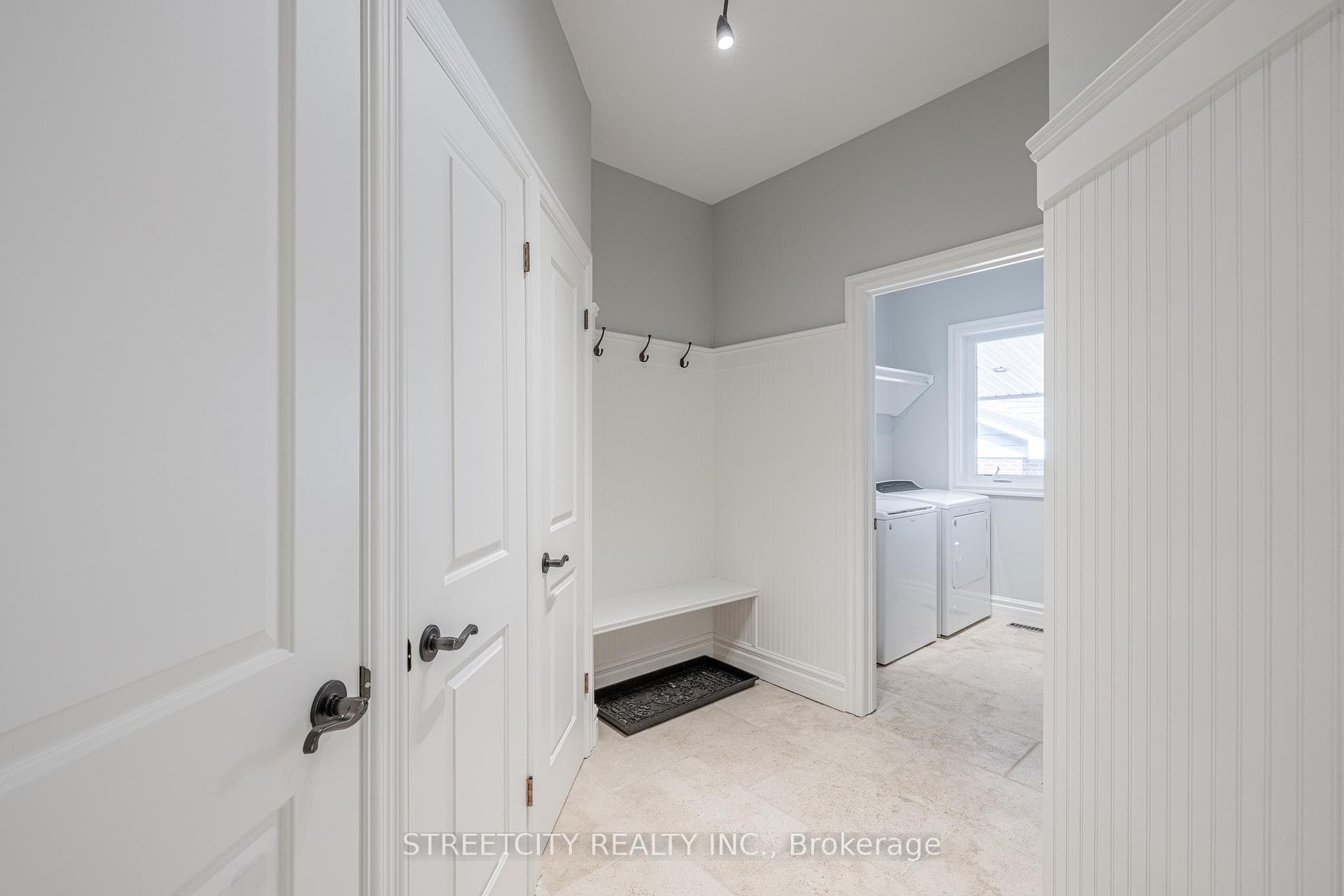 547 Upper Queen Street photo 24