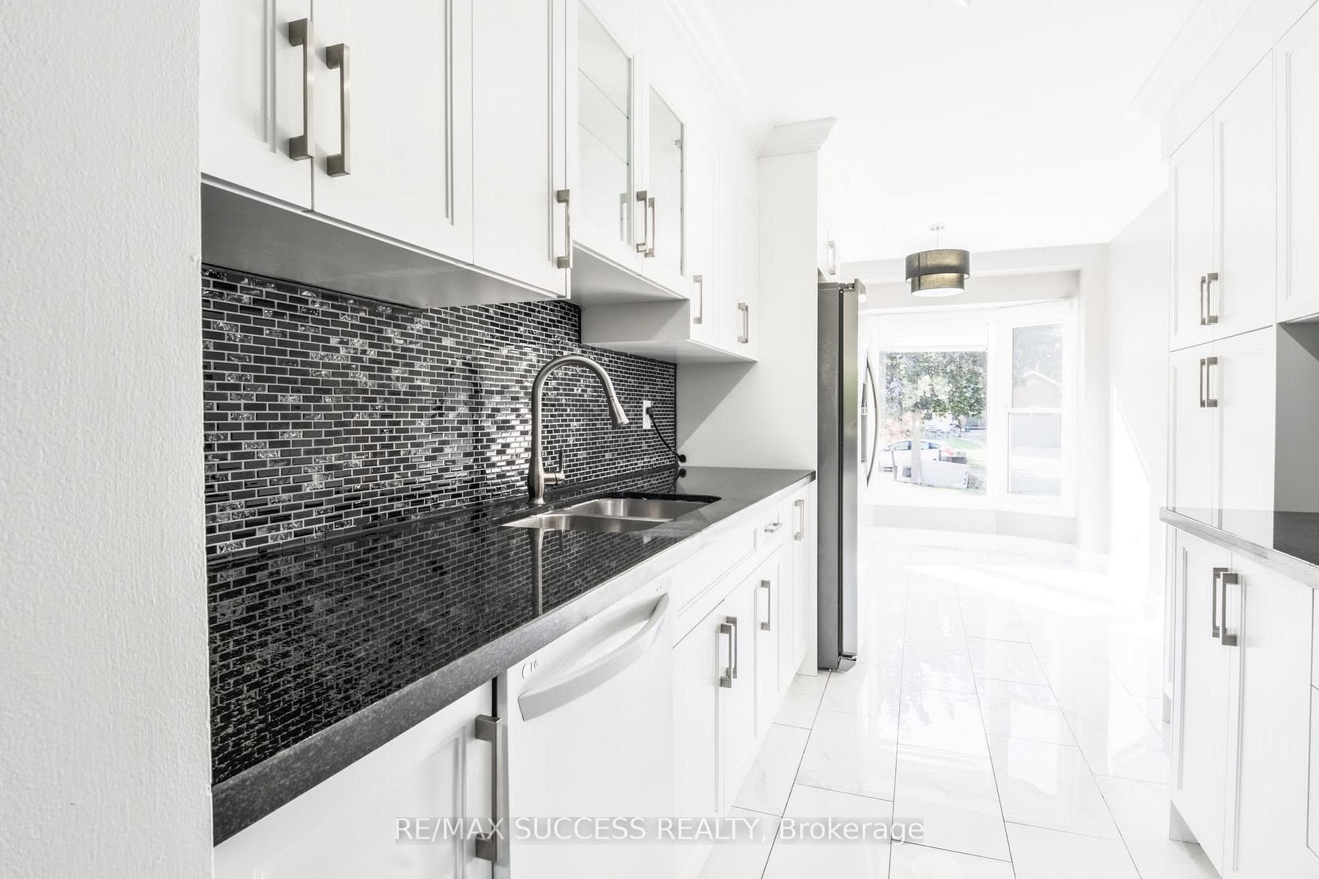 26 Tomahawk Dr, Main, Drive photo 8