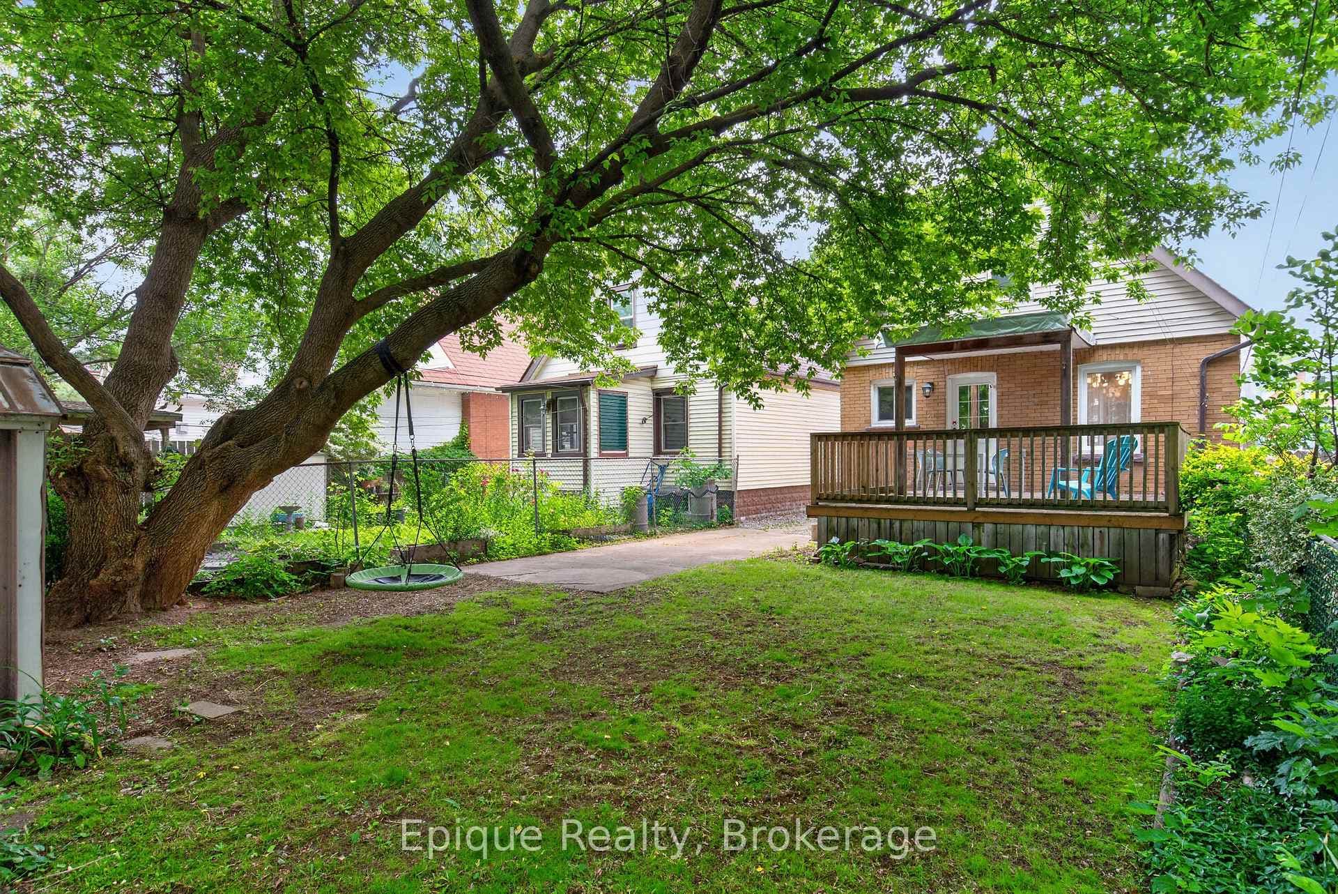 93 Graham Avenue photo 34