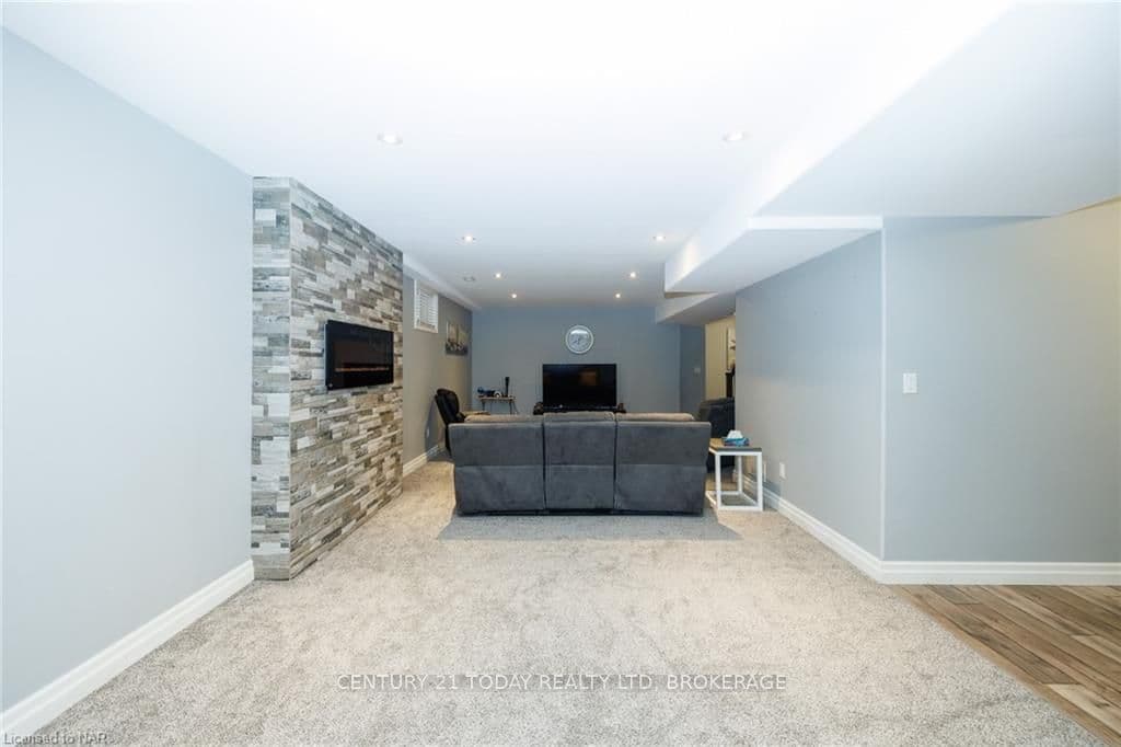 6462 CHRISTOPHER Crescent photo 30