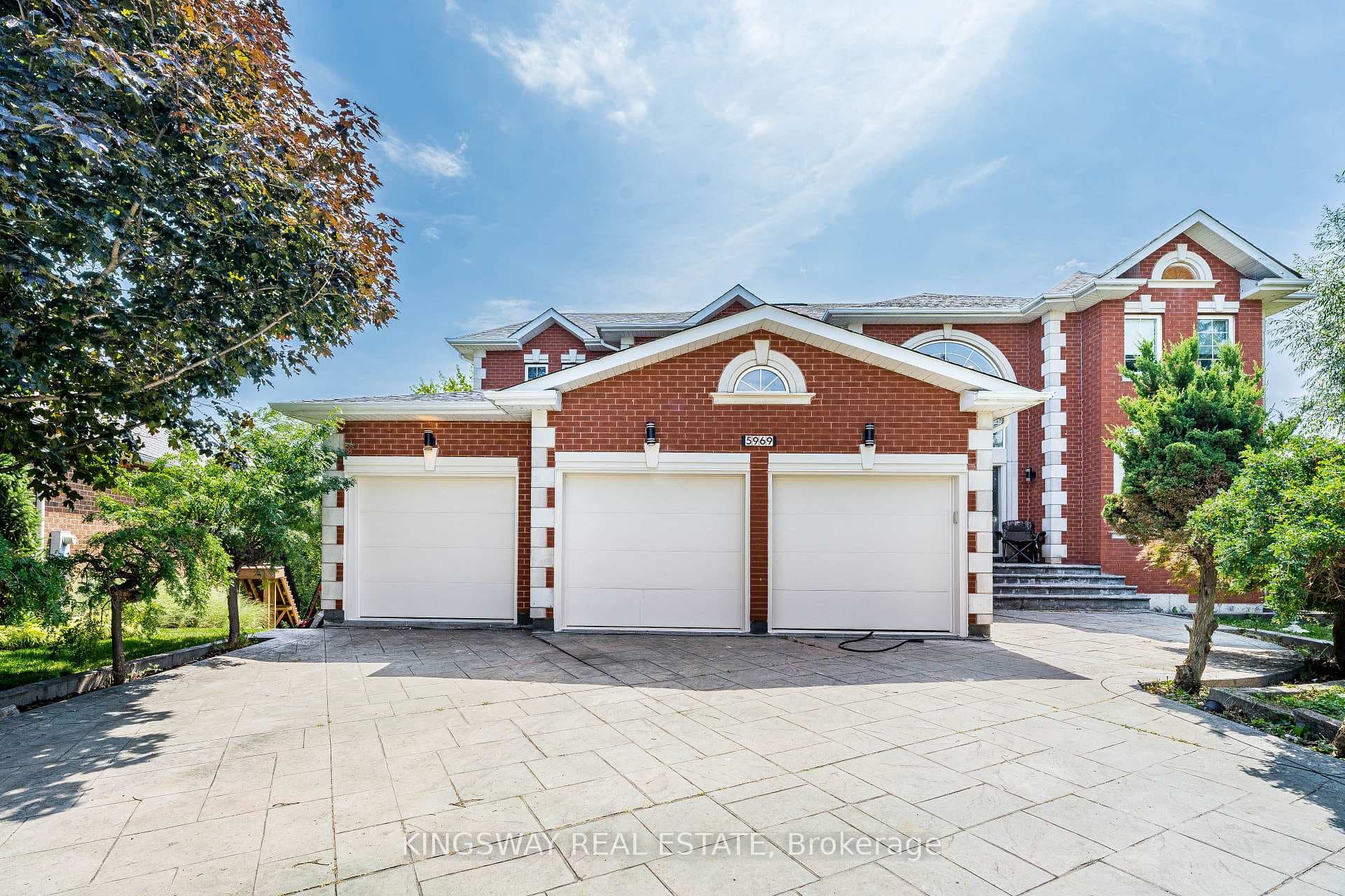 5969 RAYSHAW Crescent photo 3
