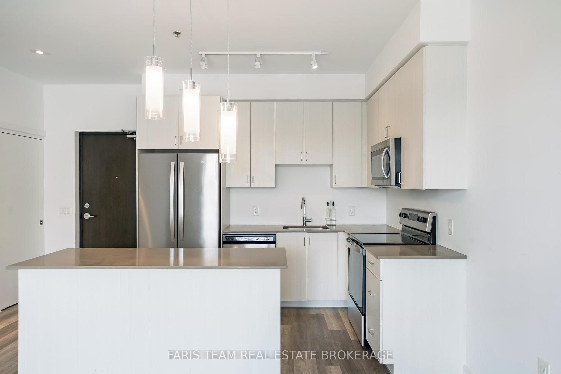430 Essa Road Unit 401 photo 7