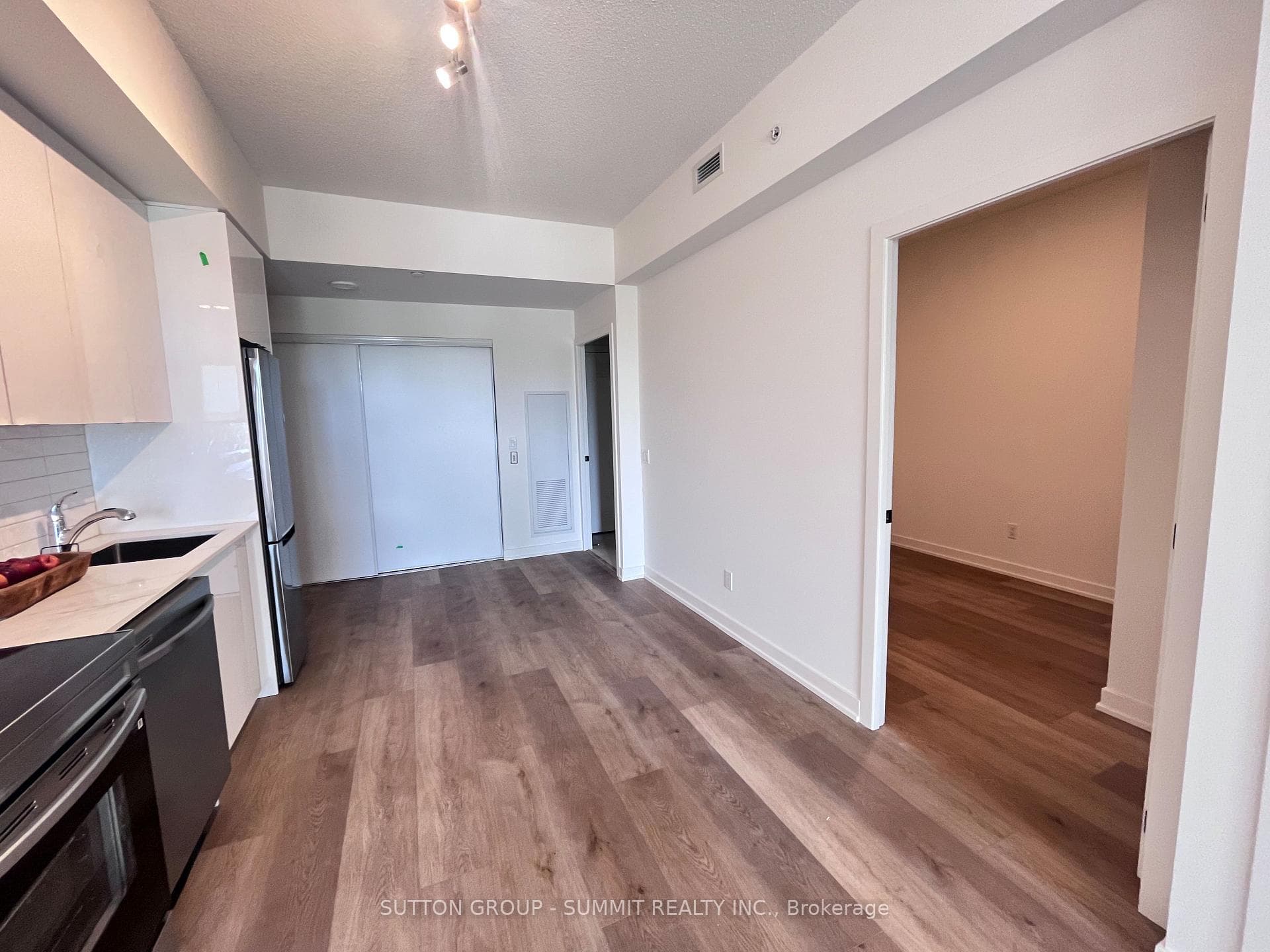 33 ERIE Avenue Unit 402 photo 14