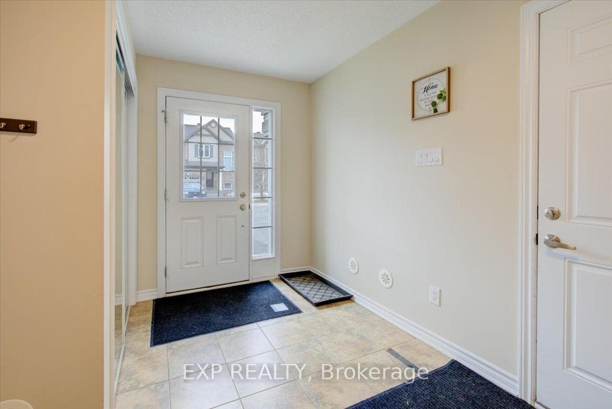 461 MEADOWHAWK Crescent photo 3