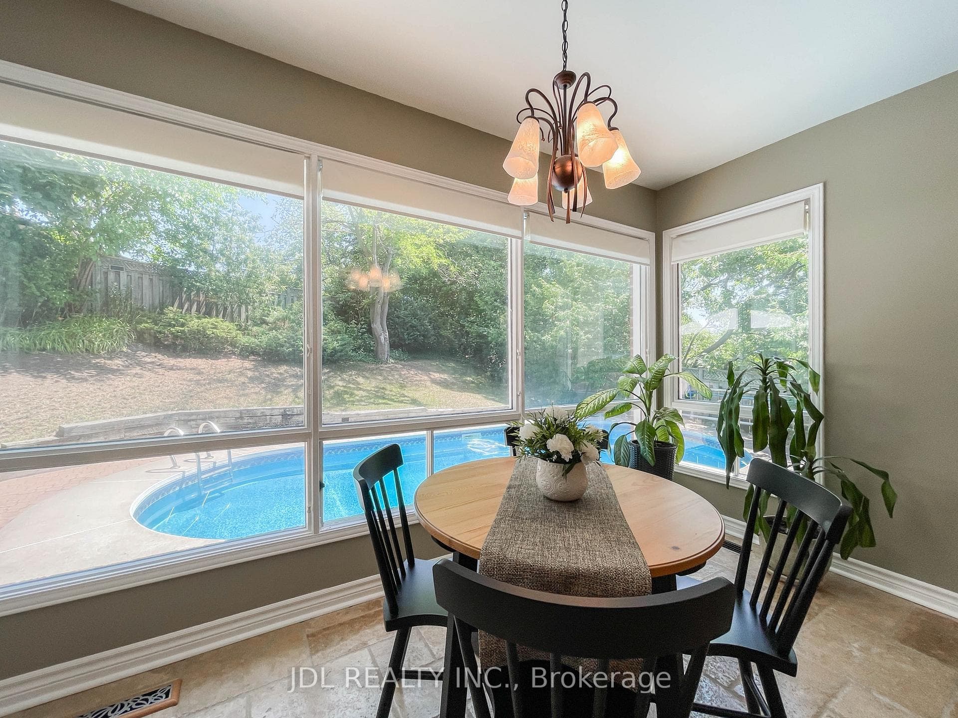 126 Weir Crescent photo 11